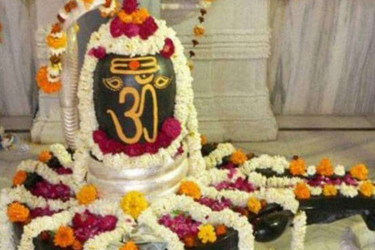 Those who desire fame and respect should offer this to Shivling along with Gangajal.
