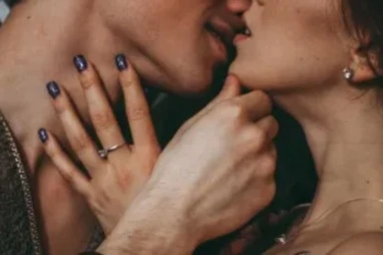 Side effects of kissing: A kiss can also become a headache